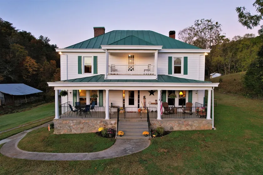 Pre-Civil War Log Cabin Private Creek Pet-Friendly - Image 1