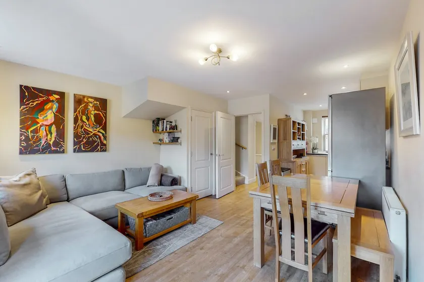 3-Bed · 3-Bath · 11am Checkout · Garden · Parking - Image 1