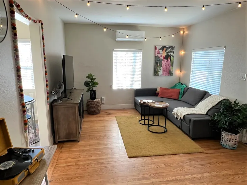 Cozy home near dwntwn + dog friendly - Image 1