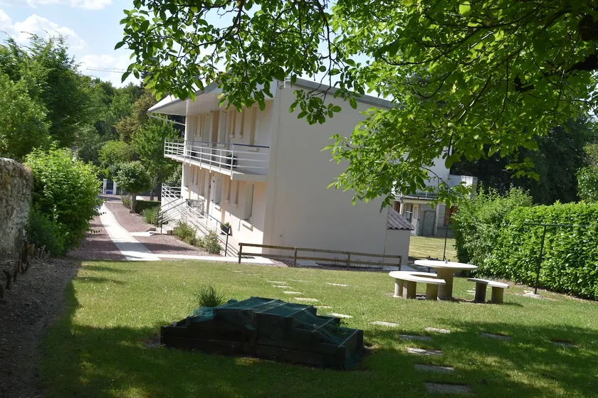 City Center 1BR Apartment in La Roche-Posay - Image 1