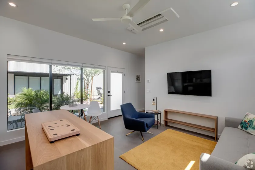 Eco-friendly 2-bedroom Apartment - 80 Walkscore! - Image 1