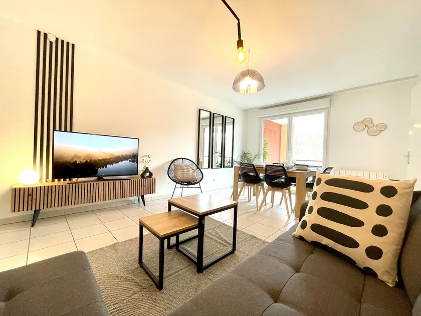 Le Central - Comfort and Calm in the city center - Image 1