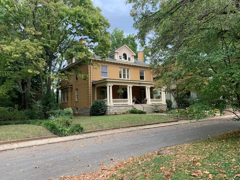 Downtown Hampton Court Unit 4 - Image 1