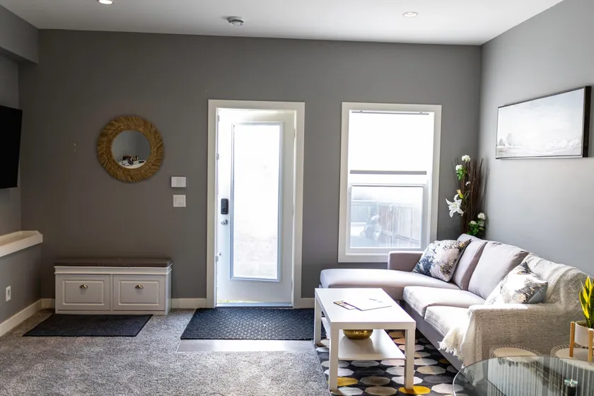 Cozy suite near Calgary airport & By pass to Banff - Image 1