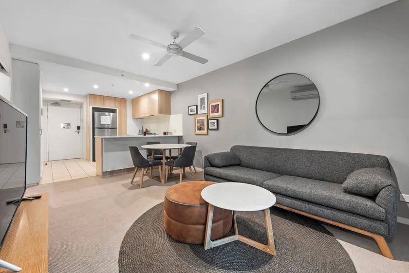 Luxe 1BR Apt w/ River Views, Parking, Study & Pool - Image 1