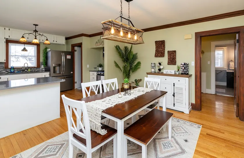Charming Beaverdale 4BR/2BA in central DSM - Safe & Cozy - Image 1