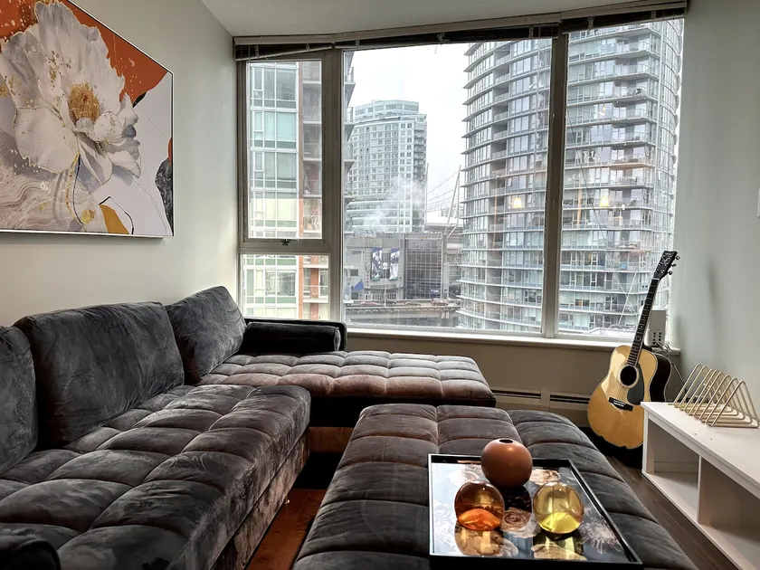 Cozy 1BR+Den Highrise in Downtown Vancouver - Image 1