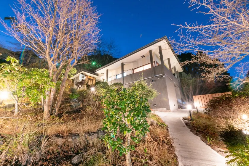 [Hakone Hen] Surrounded by the nature of Hakone, with a private hot spring and BBQ all to yourself. Enjoy a luxurious time in a private villa. - Image 1
