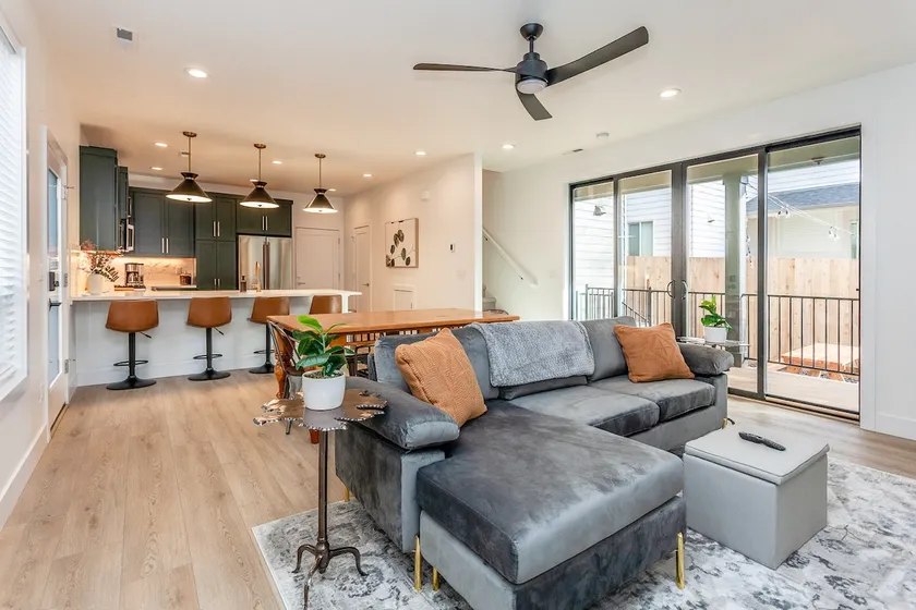 Modern 3Bd Central Luxury Work/Play Oasis - Image 1