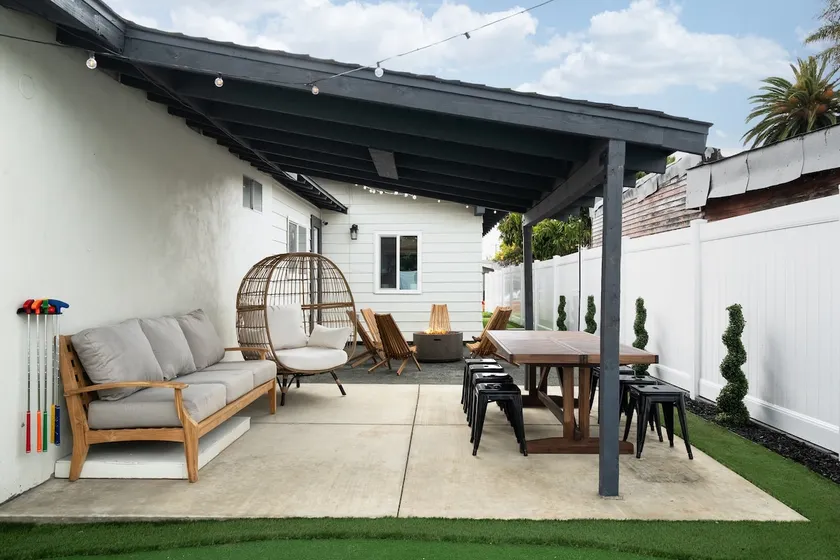 *Golden Getaway* 5 Beds / 8 Minutes to Downtown - Image 1