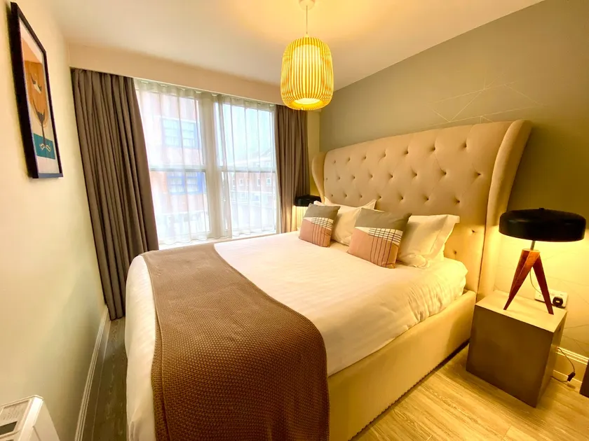 Beautiful 2 Bedroom Apartment inc. Parking & Wifi - Image 1