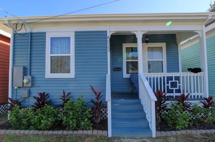 The Little Blue Wave house - Image 1