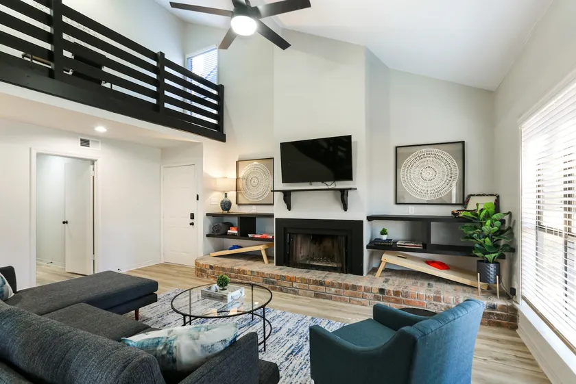 La Maison Sharleaux – Gorgeous Home with Yard! - Image 1