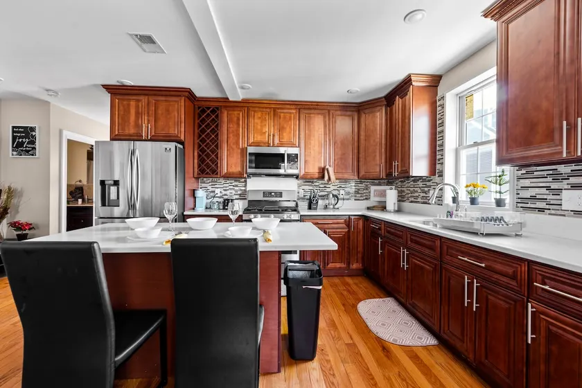  Spacious 6BR Quincy Beach Near Boston • Family Vacation & Pet-Friendly 555 - Image 1