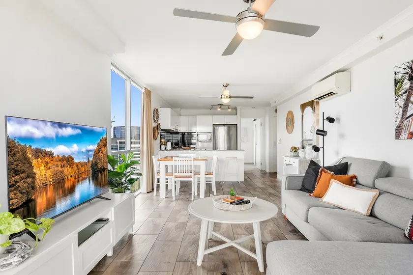 Spacious Inner city Apartment with free parking - Image 1