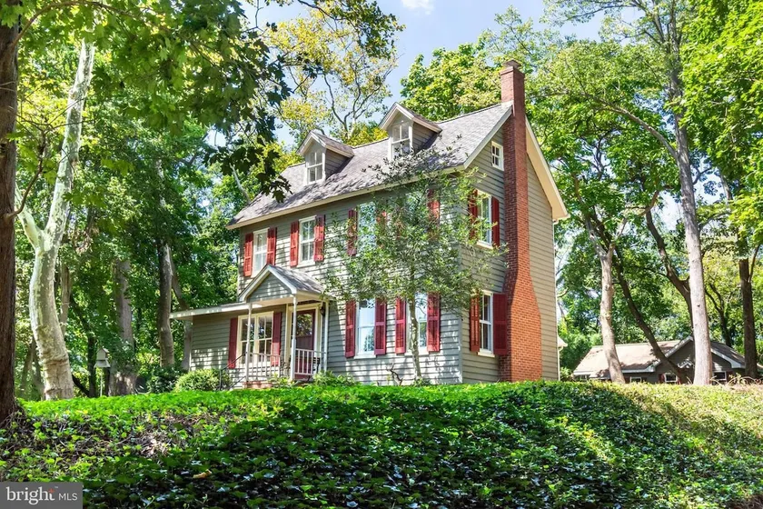 House On The Hill - Historic Private Second Floor - Image 1