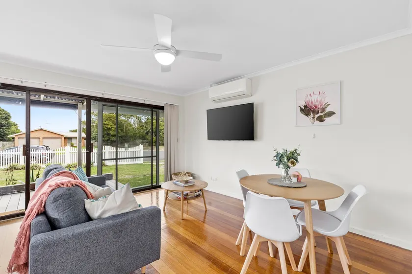 Seaside Serenity - 900m to Beach - Image 1