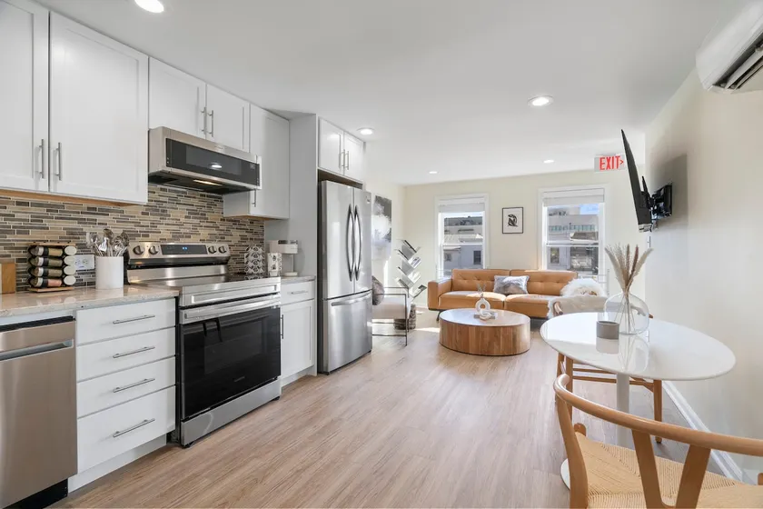 Dreamy Apartment in Downtown, 1 BDR, Kitchen, Luxury Bath, Walk to Shops and Entertainment - Image 1