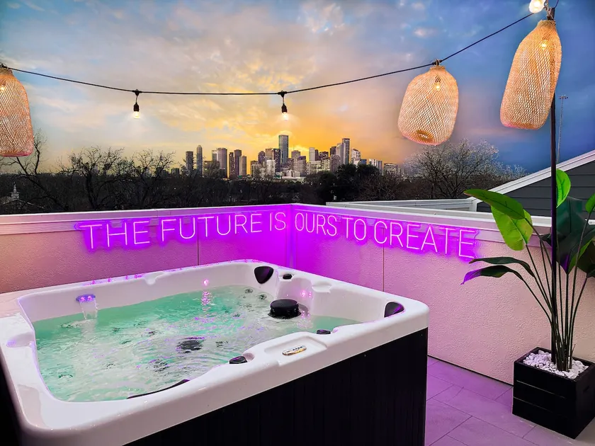 Paradise Palace Best Rooftop in HTX w Hot Tub - Image 1