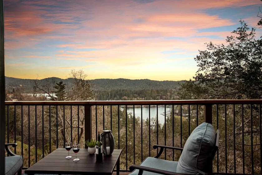 Cabin with Lake Views and Hot Tub, Lake Pass - Image 1