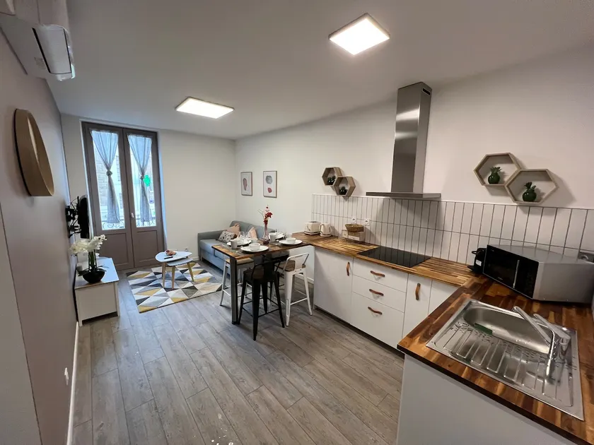 Beautiful refurbished 2 bedroom, air-conditioned, in the center - Image 1