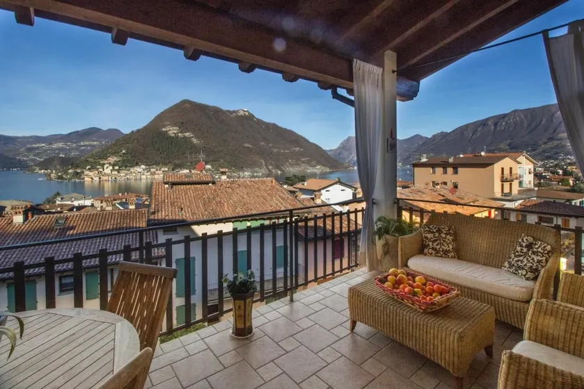 ROMANTIC LAKE VIEW HOUSE - Image 1