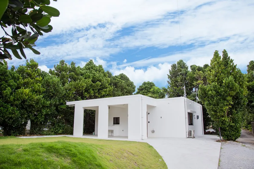 Fukugi no Uchi is a 1-unit rental on Sesokojima. You can have a BBQ with charcoal. It's a 10-minute walk to Sesoko Beach | 15 minutes to Mirumi Beach. - Image 1