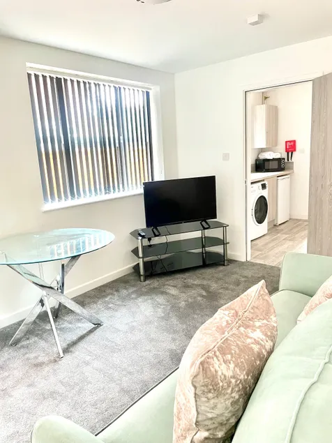 2.Superb Serviced Apartment - free on road parking - Image 1