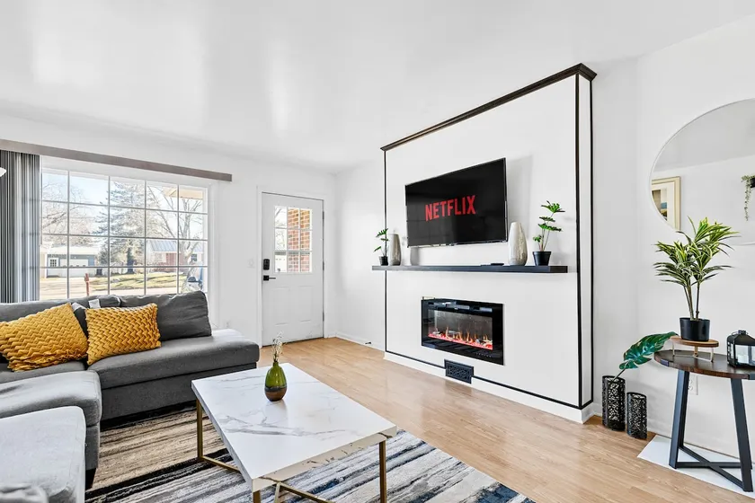 Relaxing 3BR Home - Free Parking, Next to Shops - Image 1