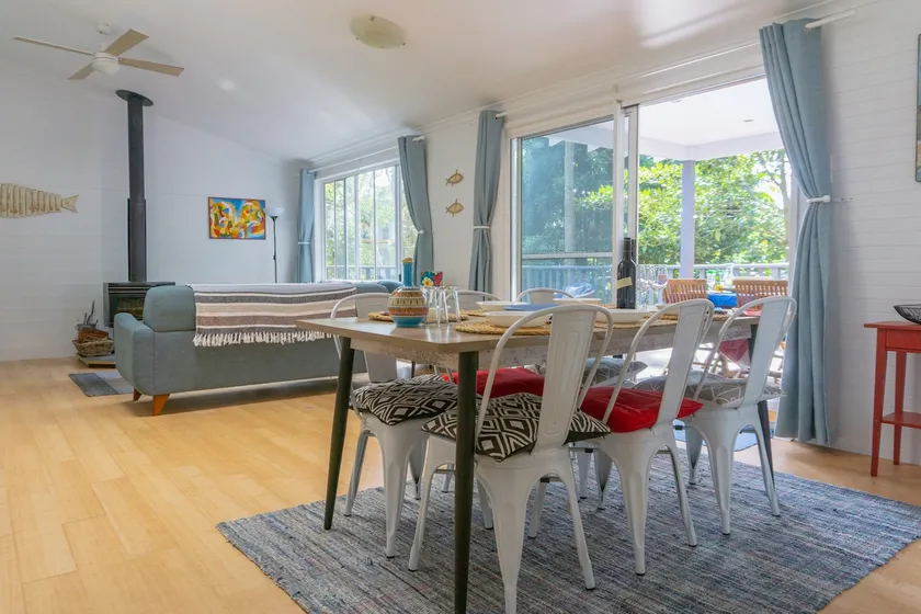 CAST-AWAY BEACH HOUSE 1 min til stranden. Stort privat dæk, familie- og hundevenligt - Image 1