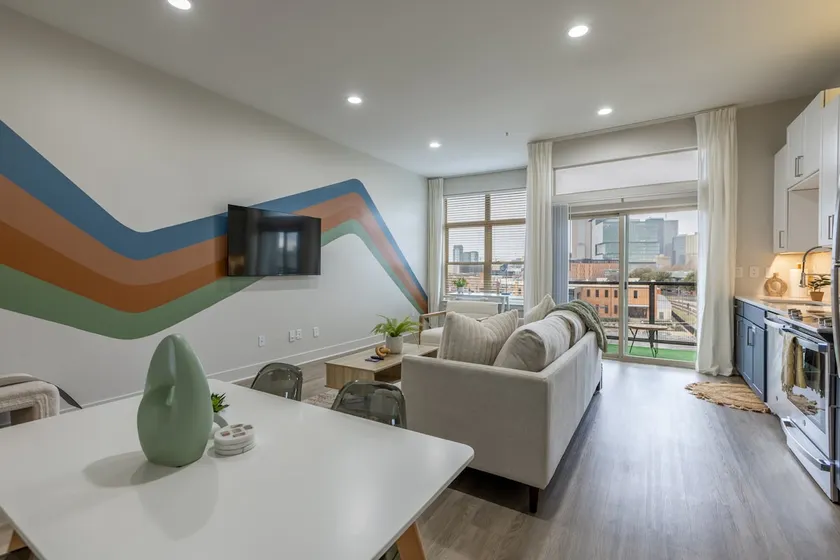 Boho Flows | City Views+King Bed+Gym+Free Parking - Image 1