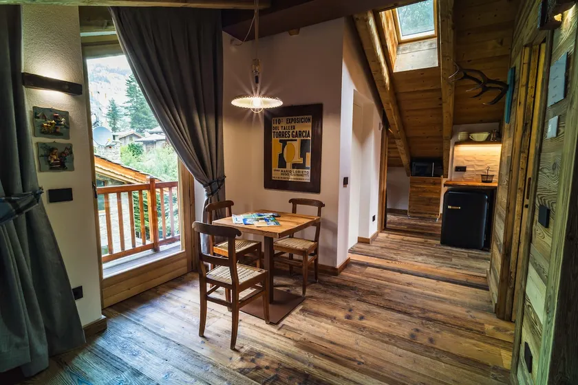 central and romantic attic - Image 1