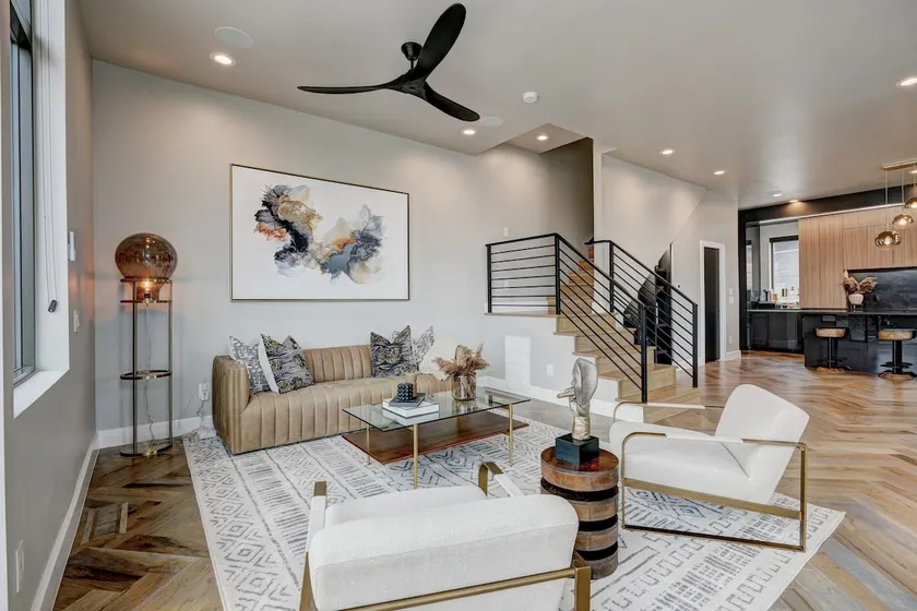 SOSA Stunner- heart of downtown! - Image 1