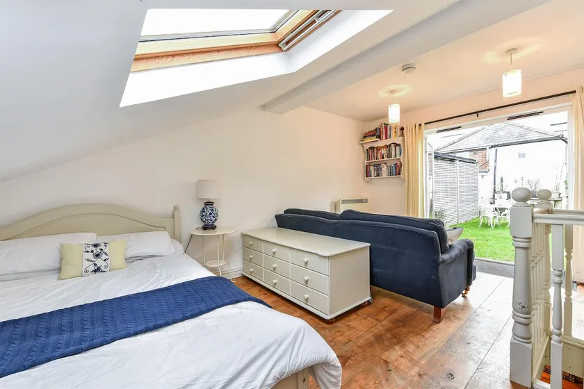 Garden room, central Winchester - Image 1