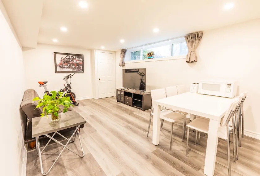 Private 2 bedrooms, 2 bathrooms, dedicated free parking, huge basement - Image 1