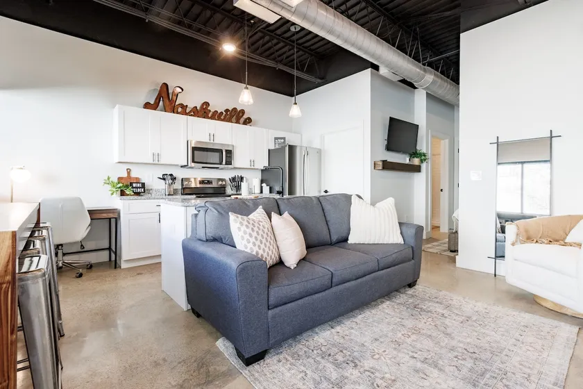New condo minutes from downtown & Free Parking - Image 1