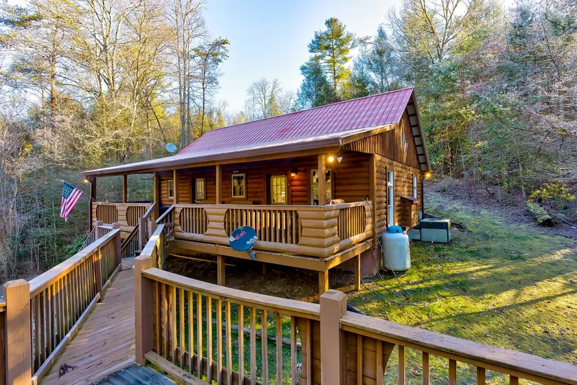 Secluded 2 Bedroom Cabin Near Gatlinburg - Image 1