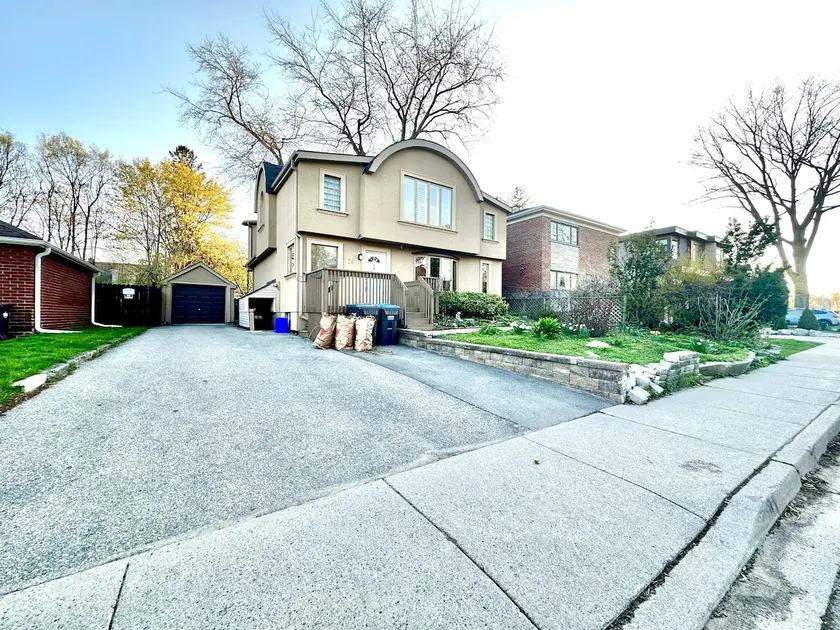 Home in Port Credit - Image 1