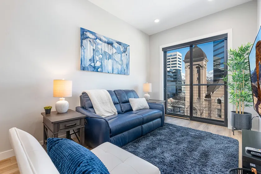Modern dntwn apt- prime location - Image 1