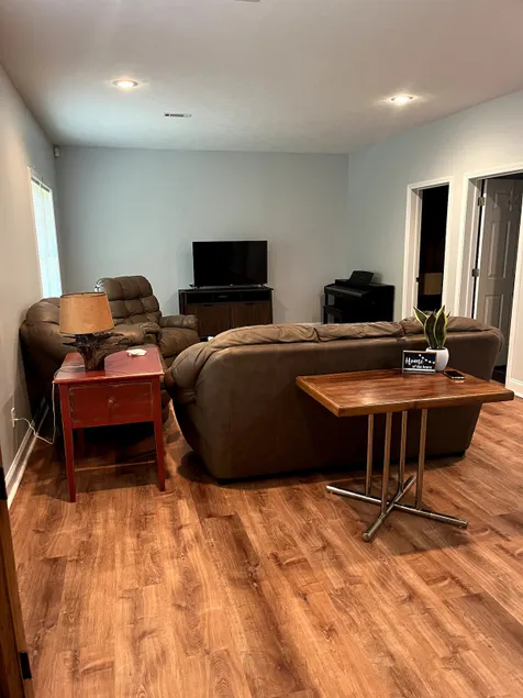 Newly renovated 2 bed 1 bath with kitchenette - Image 1