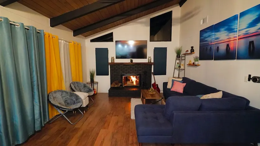 Beautiful Renovated Cozy Forest Home with Hot Tub in Crestline - Image 1