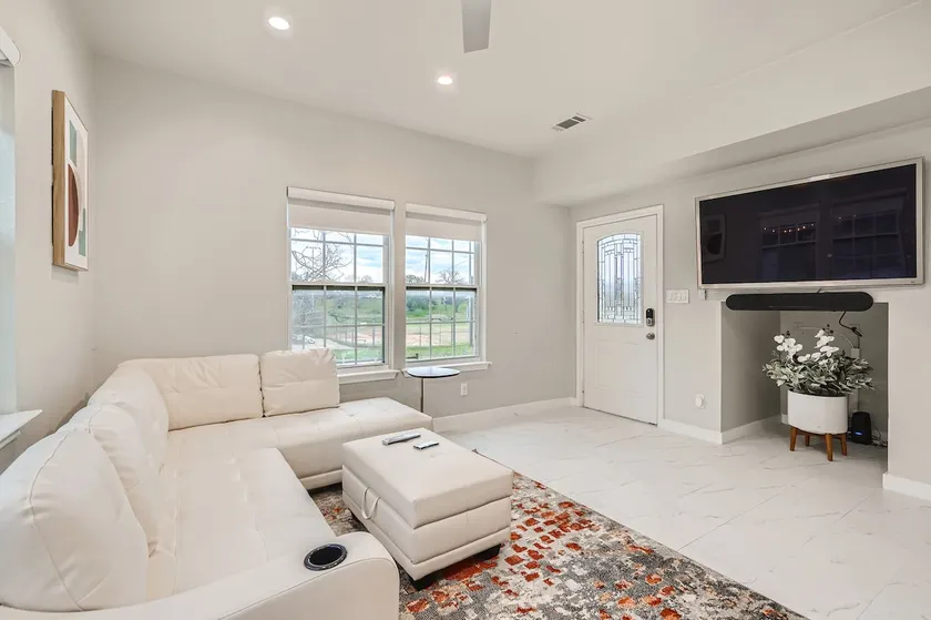 Chic 8BR Retreat Central East Austin for Large Groups - Image 1
