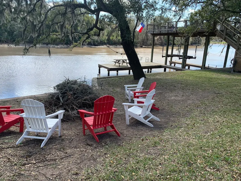 Family Fun Home on the River: Dogs Welcome - Image 1