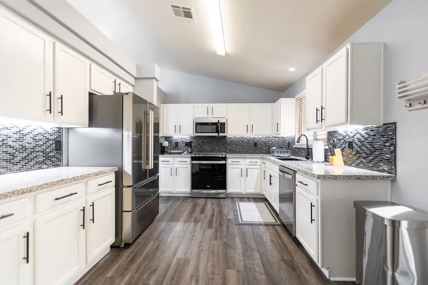 5 Bedroom Beautiful NW Bakersfield with Pool! - Image 1