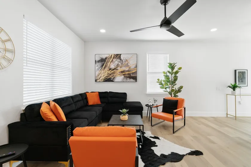 Colorful & Spacious ~ 5* Location ~ 5M Downtown - Image 1