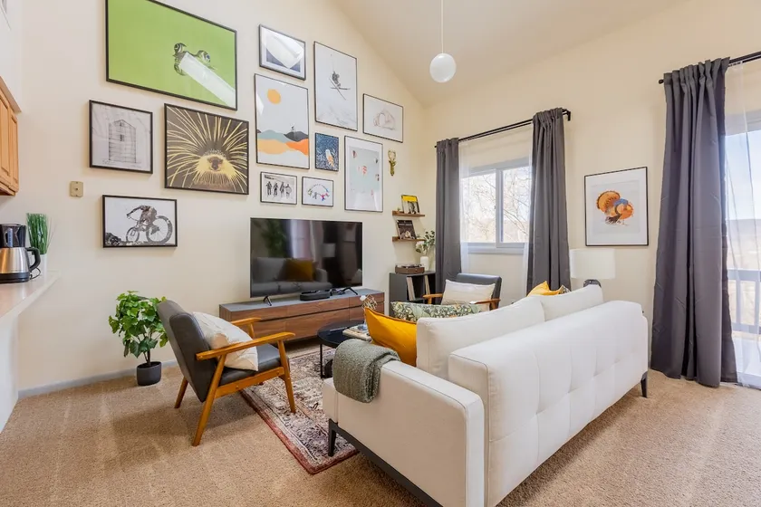 Cozy 2BR condo w/ valley views - Image 1