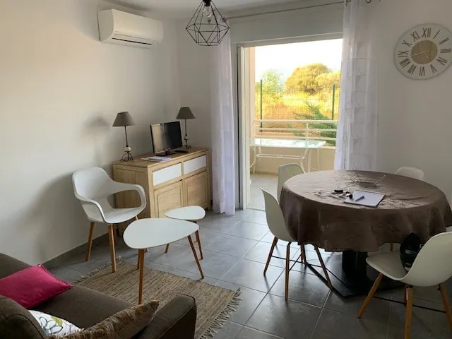 Air-conditioned 35 m2 2-room apartment with terrace - Image 1