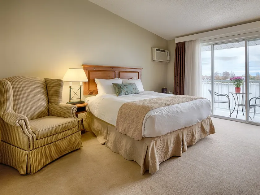 Superior Room 1 Queen, balcony, river view - Image 1