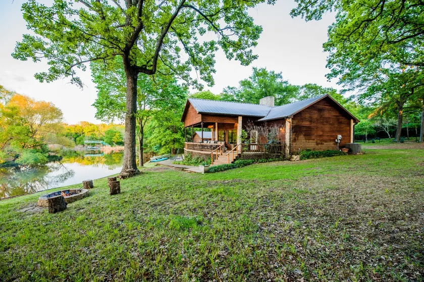 Hideaway Lodge On Cedar Creek Lake - Image 1