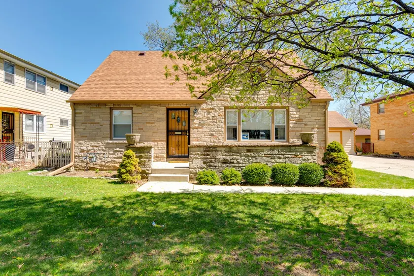 Spacious 2 br Complete Living - Image 1